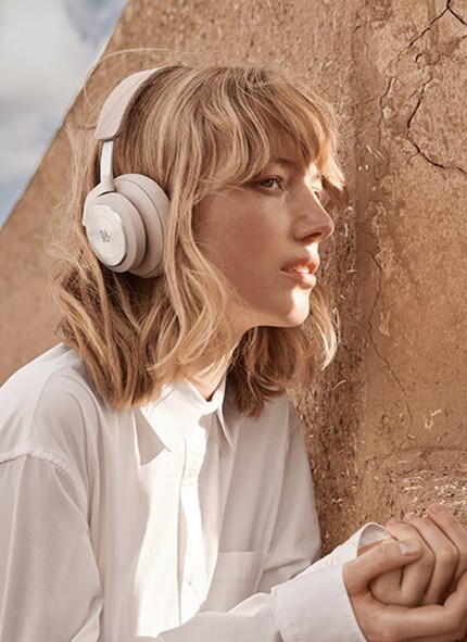 Moderner Kopfschmuck in zurückhaltendem Design. Bild: Bang & Olufsen