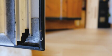 Am besten du ersetzt die Dichtung am beweglichen Teil des Fensters.