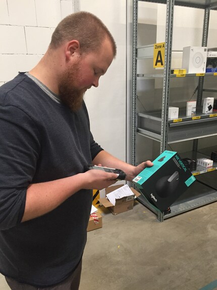 Steffen Beniers, Leader Logistics, bucht die ersten Produkte persönlich ein.