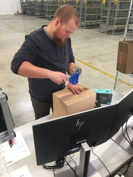 Das Paket wird zugeklebt und unserem Dienstleister DHL übergeben.