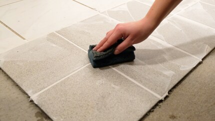 Fai in modo che la spugna sia abbastanza bagnata e passa sulle fughe senza esercitare troppa pressione.