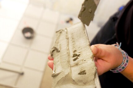 Pittura il battiscopa come un sandwich.