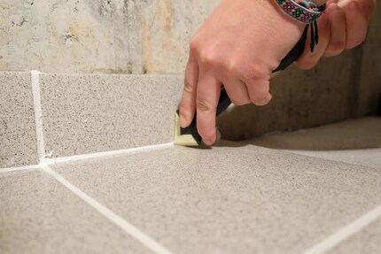 Disegna una bella linea con lo stucco insaponato.