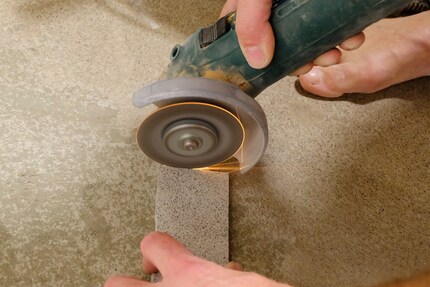 La smerigliatrice angolare viene utilizzata per dare forma alle piastrelle.