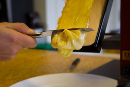La galère: un vrai couteau à raclette aurait été plus pratique.