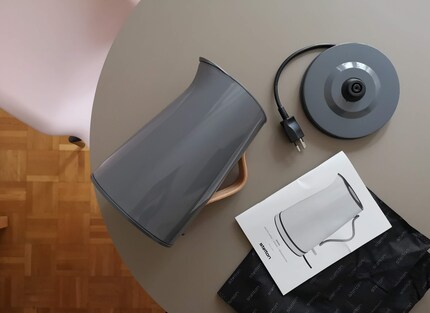 Déballage: sans son socle, la bouilloire ressemble à une théière.