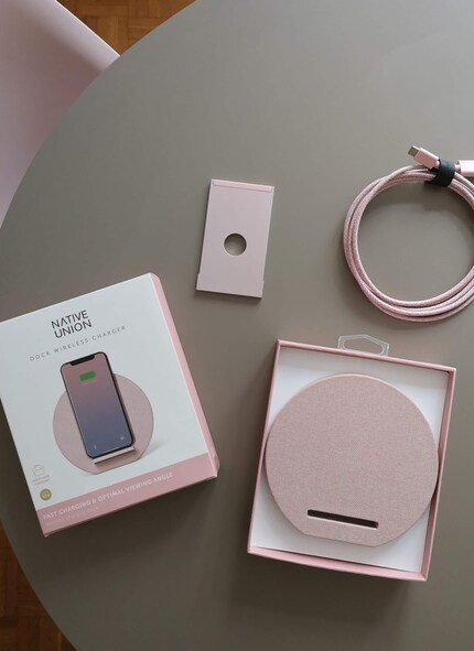 Unpacking: the colour of the box matches that of the charger.