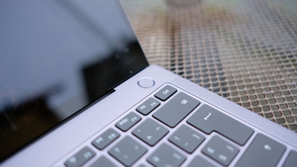 The power button doubles as the fingerprint sensor. This worked swiftly and smoothly whenever I tried it.
