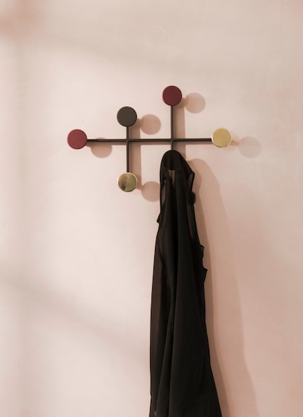 Compact and stylish: The «Afteroom» coat rack pays homage to Bauhaus design. It cleverly hides its screws. Image: Menu