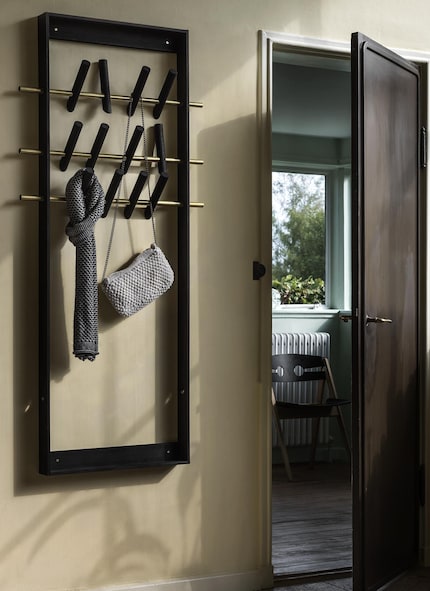 «Coat Frame» is reminiscent of a picture frame. Its three clothes rails and individual hooks are adjustable. Picture: We Do Wood