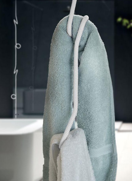 The steel hooks under the plastic mesh can be moved along the length of the rope. Image: Peppermint Products