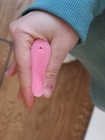 Per inserire il tampone, devi stringerlo in questo modo.