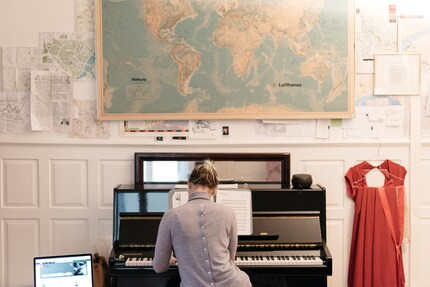 La robe rouge à côté de son piano a été achetée et adaptée par Carla dans un magasin de vêtements d'occasion. «J'ai passé beaucoup de nuits blanches dans cette robe», me dit-elle.