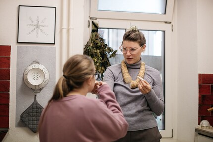 Carla m'éclaire : Elle porte autour du cou un collier de rondelles de raifort. Les vapeurs l'aident à soigner un rhume.