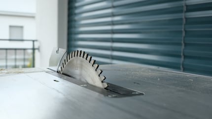 Die Tischkreissäge steht auf dem Balkon bereit.
