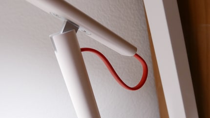 Das rote Kabel ist die einzige optische Auffälligkeit.