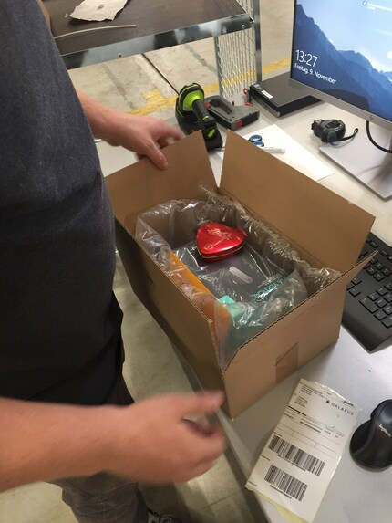 Maus, Karte und Schweizer Schokolade, bereit zum Versand.