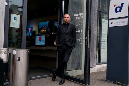 Adrian Meier vom Shop Zürich wartet am Mittag auf Kunden, die ihre Einkäufe abholen kommen