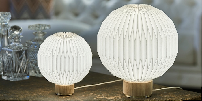 Il tessuto del paralume in carta e plastica con pieghe è il cuore pulsante dell'azienda familiare che ha già 75 anni. Immagine: Le Klint Il tessuto del paralume in carta e plastica con pieghe è il cuore pulsante dell'azienda familiare che ha già 75 anni. Immagine: Le Klint