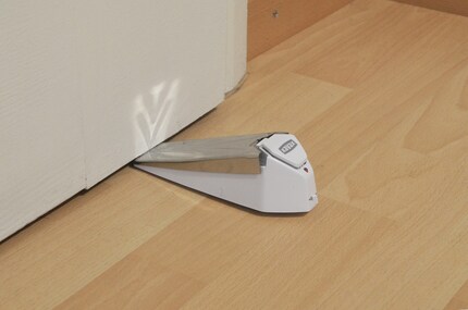 In dieser Position sollte der Alarm bei Türöffnung losheulen.