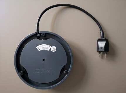 Le câble s'enroule pour disparaître de la vue