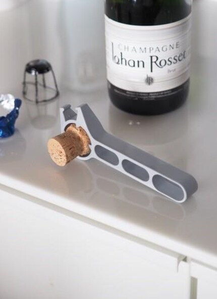 2-in-1: Ein Flaschenöffner für alle Fälle. Bild: Kiboni