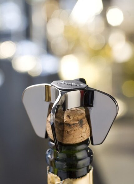 Mit einem Dreh sind Sektflaschen geöffnet. Bild: Le Creuset