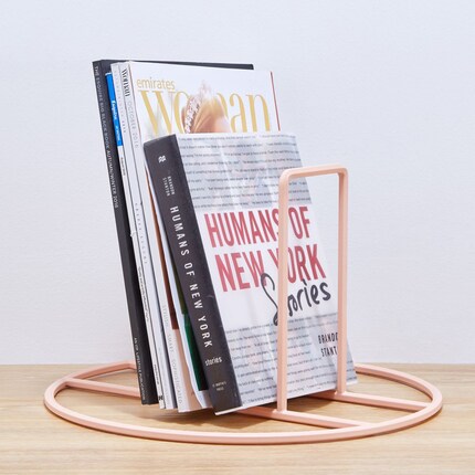 Zeitschriften und Co. können auch hochkant präsentiert werden. Bild: Umbra