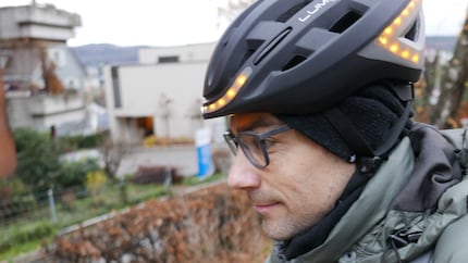 I can't help but smile when the helmet flashes. The light is also clearly visible during the day.