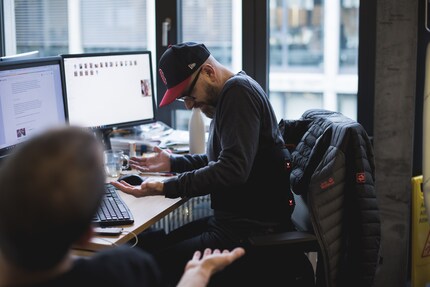 Il ne fredonne qu'un peu.