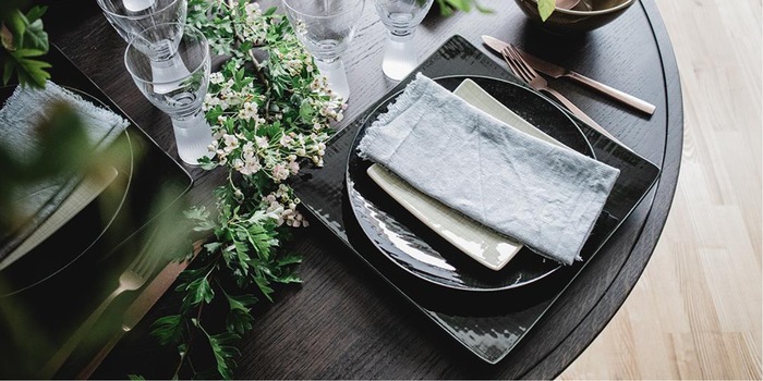 Carrément différent: pour créer une disposition riche en contrastes, les assiettes carrées se marient parfaitement aux rondes. Photo : Rosenthal