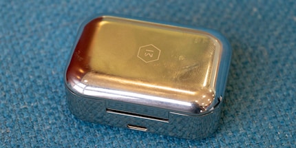 Die Ladebox zieht Fingerabrücke magisch an.