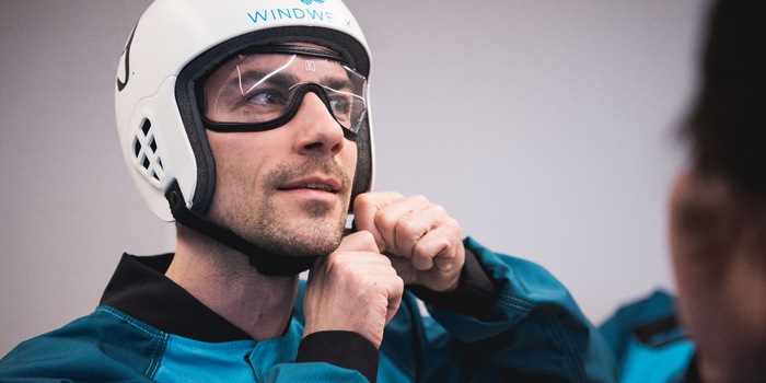 Mit Anzug, Ohrstöpseln, Helm und Brille bin ich für meinen Erstflug gewappnet. Mit Anzug, Ohrstöpseln, Helm und Brille bin ich für meinen Erstflug gewappnet.