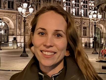 I capelli di Stephanie soffiano nel vento e confondono la fotocamera