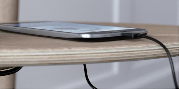 Il secondo livello del tavolo fornisce un vassoio per i gadget che si desidera caricare. Immagine: Umage Il secondo livello del tavolo fornisce un vassoio per i gadget che si desidera caricare. Immagine: Umage