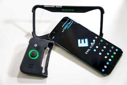 Um das Gamepad zu befestigen, musst du zuerst das sich schwach anfühlende Case am Phone befestigen