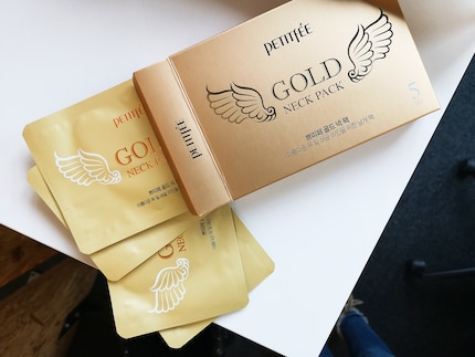 Una confezione contiene cinque maschere confezionate singolarmente.