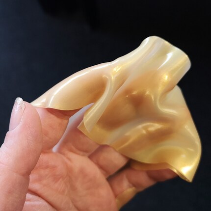 Appiccicoso e simile alla gomma.