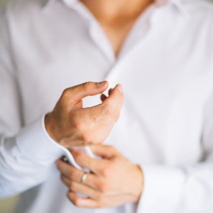 Ein weisses Hemd gehört in jede Garderobe.