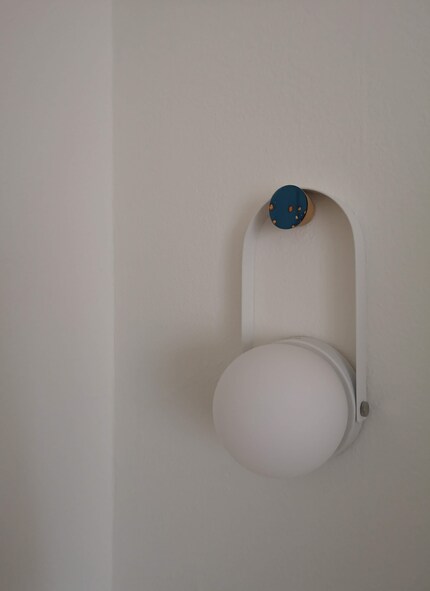 A hood turns your table lamp into a wall lamp.