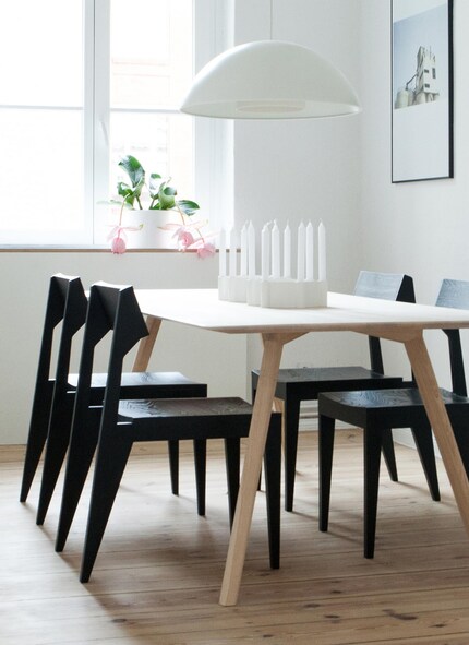 Les couleurs claires font paraître les grandes tables plus petites. Photo : Objekte unserer Tage