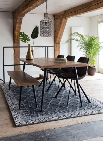 Les bancs sont une solution peu encombrante pour les longues tables. Photo : Dutchbone