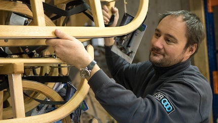 Erwin Dreier con le slitte di legno Davoser originali.
