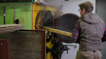 Nella sala di piegatura, il legno di frassino viene ammorbidito con il vapore...