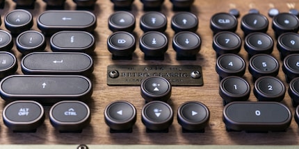 Wood is the trump card: I like the walnut wood.