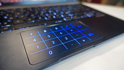 Le pavé numérique virtuel peut être activé dans le coin supérieur droit du pavé tactile.
