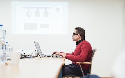 Gianfranco esplora il nostro sito web con uno screen reader, mentre noi lo seguiamo sul proiettore