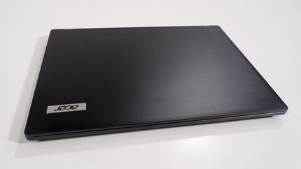 Nur der Acer-Schriftzug bricht das matt-schwarze Design.