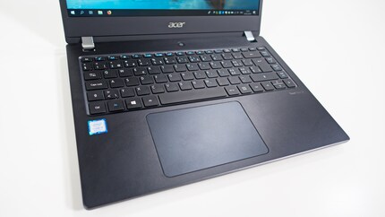 Das Touchpad ist mit 12.7 x 8.4 cm wirklich gross. Das Bild zeigt eine Schweizer Tastatur.
