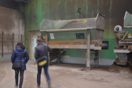 Hier wird die fertige Erde in den nächsten Raum transportiert,